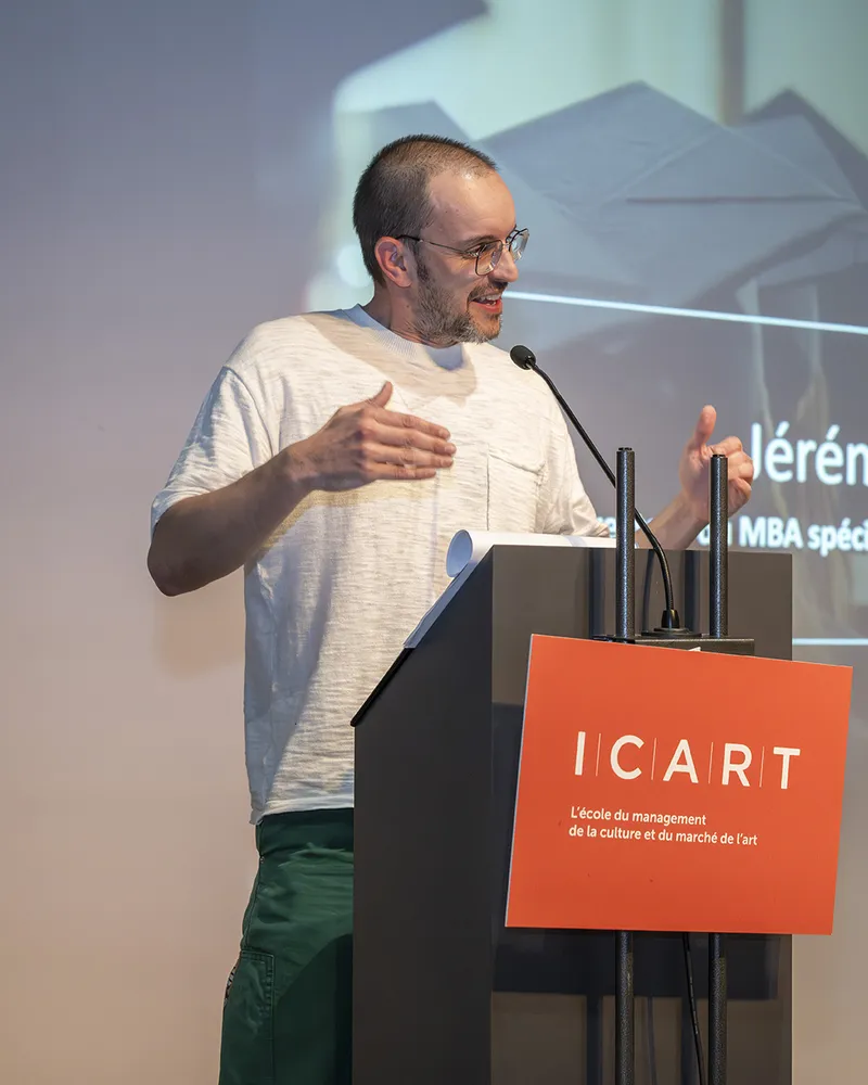Jeremy Debreu au pupitre de la remise des diplômes du MBA Music Business Management de l'ICART