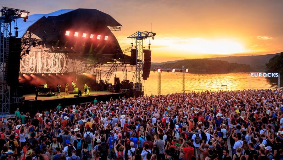 Grande scène des Eurockéennes de Belfort au coucher du soleil, devant la foule