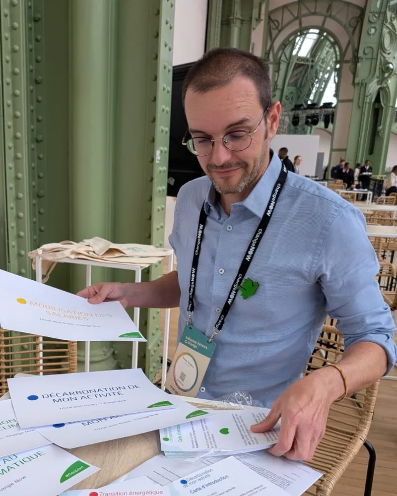Jeremy Debreu prépare les cartes du Trivial pour Green sous la verrière du Grand Palais